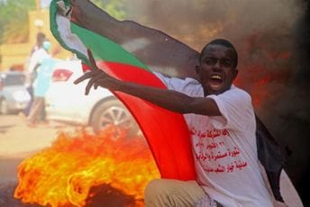 U Sudanu izbio puč, demonstranti blokirali ulice, izašli i vojska i paravojne snage U Sudanu izbio puč, demonstranti blokirali ulice, izašli i vojska i paravojne snage