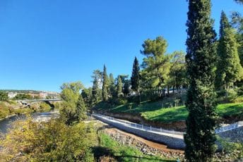 Odmiču radovi na šetalištu uz Moraču (FOTO) Odmiču radovi na šetalištu uz Moraču (FOTO)