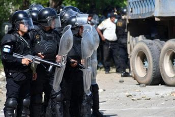 Demonstranti zasuli policiju kamenjem, ona odgovorila suzavcem: Uvedeno vanredno stanje u Gvatemali Demonstranti zasuli policiju kamenjem, ona odgovorila suzavcem: Uvedeno vanredno stanje u Gvatemali