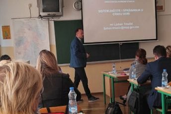 MUP: Rukovodioci i nastavnici škola u Ulcinju obučeni kako da reaguju u slučaju zemljotresa MUP: Rukovodioci i nastavnici škola u Ulcinju obučeni kako da reaguju u slučaju zemljotresa