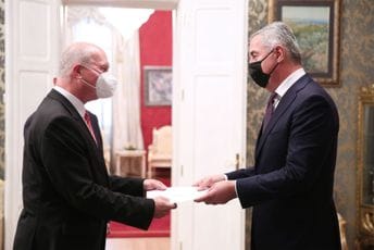 Đukanović primio akreditivna pisma ambasadora Austrije, Šri Lanke, Meksika i Jordana Đukanović primio akreditivna pisma ambasadora Austrije, Šri Lanke, Meksika i Jordana