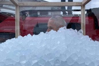 Proveo tri sata u ledu i postavio novi svjetski rekord (VIDEO) Proveo tri sata u ledu i postavio novi svjetski rekord (VIDEO)