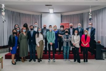 Oprema za programiranje uručena školama u Tuzima Oprema za programiranje uručena školama u Tuzima