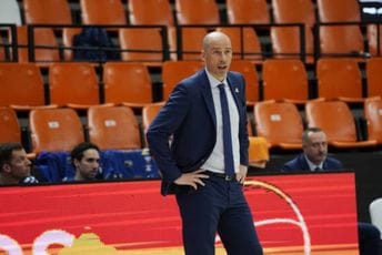 Trener Valensije izgubio razum, jurio sudije po završetku meča u Podgorici Trener Valensije izgubio razum, jurio sudije po završetku meča u Podgorici