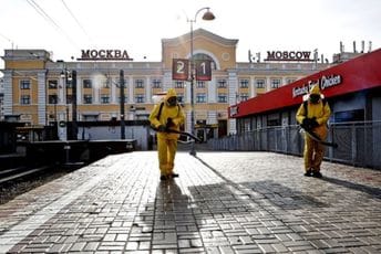 Moskva uvela lokdaun: Gradom hodaju ljudi u zaštitnim odijelima, dezinfikuju ulice Moskva uvela lokdaun: Gradom hodaju ljudi u zaštitnim odijelima, dezinfikuju ulice