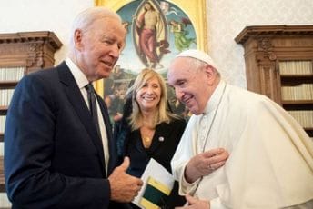 Amerika i Vatikan: „Irac koji ne pije" - Bajden razgovarao sa papom o piću i klimatskim promjenama Amerika i Vatikan: „Irac koji ne pije" - Bajden razgovarao sa papom o piću i klimatskim promjenama