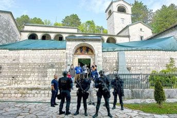 Kome zvone zvona Cetinjskog manastira Detalj sa ustoličenja mitropolita MCP Joanikija