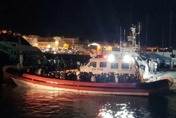Grčka saopštila da je brod sa oko 400 migranata u "bezbjednoj luci" Grčka saopštila da je brod sa oko 400 migranata u "bezbjednoj luci"