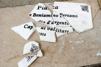 U Brindiziju polomljena spomen ploča Italijana stradalog u Lepetanima 1945. U Brindiziju polomljena spomen ploča Italijana stradalog u Lepetanima 1945.