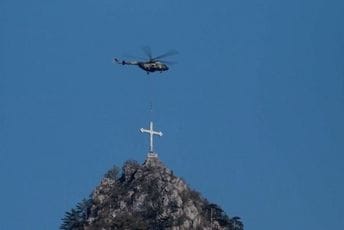 Vojske Srbije postavila krst na vrhu Titerovac kod Prijepolja Vojske Srbije postavila krst na vrhu Titerovac kod Prijepolja