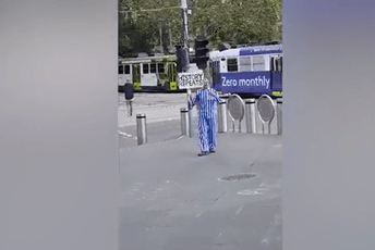 Antivakser se "prerušio" u zatvorenika nacističkog logora, napala ga žena Antivakser se "prerušio" u zatvorenika nacističkog logora, napala ga žena