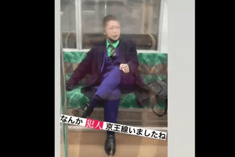 Obučen u kostim Džokera izbo 17 putnika u vozu, pa zapalio vagon Obučen u kostim Džokera izbo 17 putnika u vozu, pa zapalio vagon