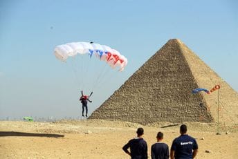 Stotine padobranaca na nebu iznad Gize (FOTO) Stotine padobranaca na nebu iznad Gize (FOTO)