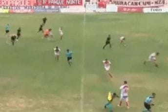 Haos u Argentini: Trener povrijeđen tokom pucnjave na stadionu (VIDEO) Haos u Argentini: Trener povrijeđen tokom pucnjave na stadionu (VIDEO)