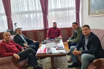 Vušurović i Bošković predstavili Opštini Nikšić projekat "Besplatne škole odbojke" Vušurović i Bošković predstavili Opštini Nikšić projekat "Besplatne škole odbojke"