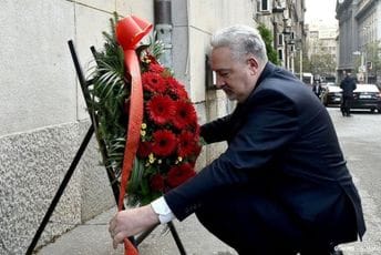 Krivokapić položio vijenac na spomen-ploču Đinđiću Krivokapić položio vijenac na spomen-ploču Đinđiću