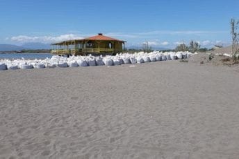 Zimski nasipi privremeno će spasiti plaže na Adi Bojani Zimski nasipi privremeno će spasiti plaže na Adi Bojani