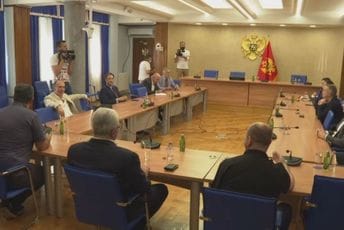 Sastanak parlamentarne većine kod Bečića Sastanak parlamentarne većine kod Bečića