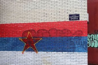 "Smrt fašizmu": Preko trobojki iscrtali petokrake (VIDEO) "Smrt fašizmu": Preko trobojki iscrtali petokrake (VIDEO)