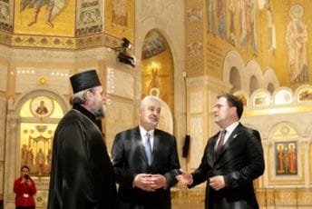 Krivokapić posjetio hram i kriptu u kojoj je sahranjen Irinej Krivokapić posjetio hram i kriptu u kojoj je sahranjen Irinej