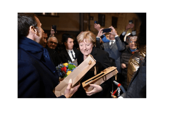 Merkel od Makrona dobila cvijeće, vino i odlikovanje Veliki krst Legije časti Merkel od Makrona dobila cvijeće, vino i odlikovanje Veliki krst Legije časti
