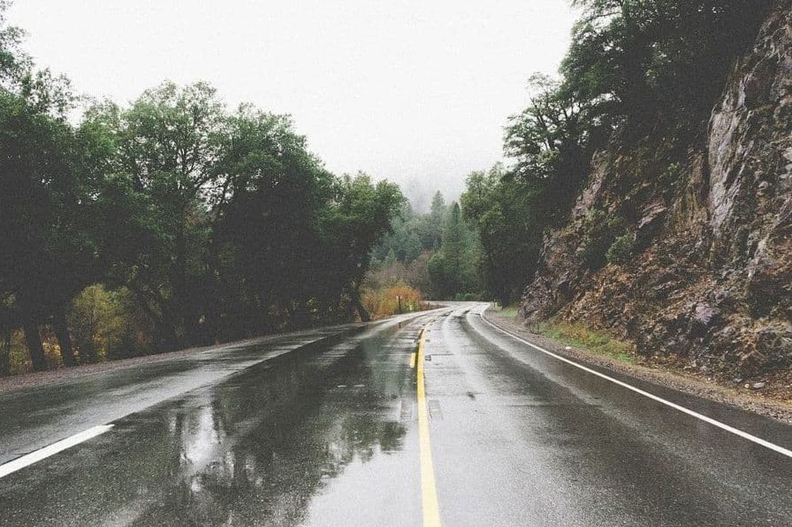 Izmijenjen režim saobraćaja na više putnih pravaca, u planinskim predjelima moguća poledica