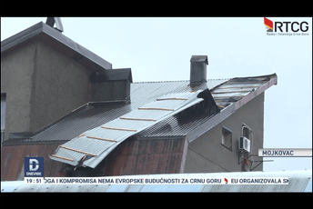 Uništeni krovovi i polomljeno drveće u Mojkovcu Uništeni krovovi i polomljeno drveće u Mojkovcu