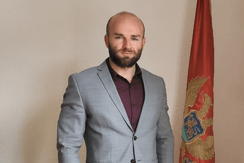 Šabović: Dok Bečić ”pumpa šlauf” za spasavanje, u skupštinskoj proceduri prašinu kupi više od 50 zakonskih akata Šabović: Dok Bečić ”pumpa šlauf” za spasavanje, u skupštinskoj proceduri prašinu kupi više od 50 zakonskih akata