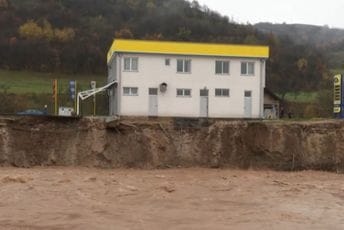 Benzinska pumpa visi iznad bujice, moguće da se odroni Benzinska pumpa visi iznad bujice, moguće da se odroni