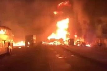 Najmanje 84 mrtvih nakon eksplozije cistijerne s gorivom u Sijera Leoneu (VIDEO) Najmanje 84 mrtvih nakon eksplozije cistijerne s gorivom u Sijera Leoneu (VIDEO)