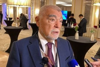 Mesić iznenađen odlukom Milanovića da odstupi s mjesta predsjednika: Moram se sada i ja kandidovati Mesić iznenađen odlukom Milanovića da odstupi s mjesta predsjednika: Moram se sada i ja kandidovati