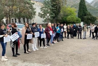 Počeo protest u Baru: "Stop akušerskom nasilju" (Foto) Počeo protest u Baru: "Stop akušerskom nasilju" (Foto)