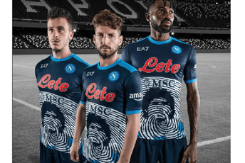 Maradona na dresovima Napolija Maradona na dresovima Napolija