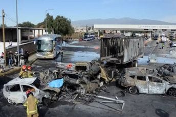 Karambol i požar na naplatnoj rampi u Meksiku: Poginulo 19 ljudi Karambol i požar na naplatnoj rampi u Meksiku: Poginulo 19 ljudi