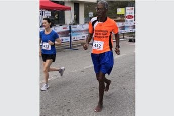 Vremešni maratonac iz Francuske u Podgorici trčao bos Vremešni maratonac iz Francuske u Podgorici trčao bos