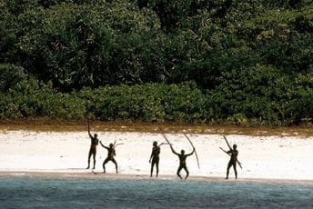 Najizolovaniji ljudi na planeti: Preziru civilizaciju i ubijaju sve koji im se približe, a virus bi ih mogao potpuno istrijebiti Najizolovaniji ljudi na planeti: Preziru civilizaciju i ubijaju sve koji im se približe, a virus bi ih mogao potpuno istrijebiti