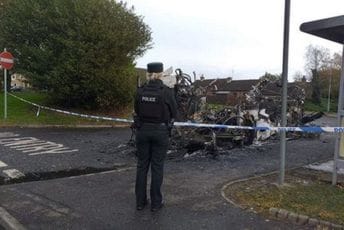 Otet i zapaljen autobus u Belfastu Otet i zapaljen autobus u Belfastu