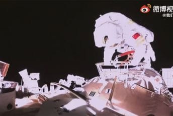 Prva Kineskinja uspješno izvela svemirsku šetnju Prva Kineskinja uspješno izvela svemirsku šetnju