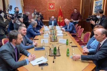 Počeo sastanak parlamentarne većine Počeo sastanak parlamentarne većine