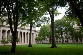 U 89. godini odbranio treći doktorat U 89. godini odbranio treći doktorat