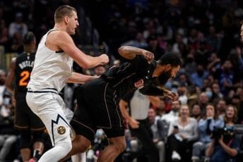 Jokić izgubio živce pa udario Morisa (Video) Jokić izgubio živce pa udario Morisa (Video)