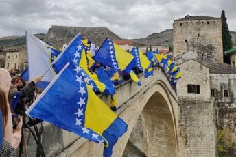 Skok bez aplauza: U Mostaru obilježena godišnjica rušenja Starog mosta (VIDEO)