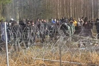 Više od 2.000 migranata iz Bjelorusije krenulo prema granici sa Poljskom Više od 2.000 migranata iz Bjelorusije krenulo prema granici sa Poljskom