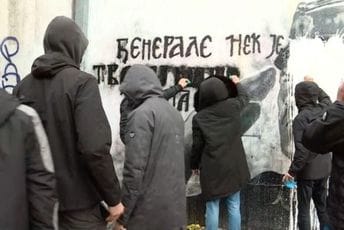 Grupa mladića pokušava da spere farbu sa murala Ratku Mladiću Grupa mladića pokušava da spere farbu sa murala Ratku Mladiću