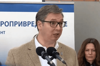 Vučić poručio poslanicima EP: Klepiću vas po du..., po ušima (VIDEO) Vučić poručio poslanicima EP: Klepiću vas po du..., po ušima (VIDEO)