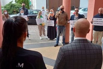 "Svi smo mi Ajla": Protest ispred MZ, upućeni da predaju dokumenta na arhivu "Svi smo mi Ajla": Protest ispred MZ, upućeni da predaju dokumenta na arhivu