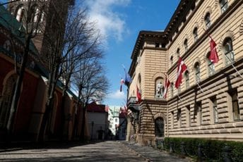 Nevakcinisanim poslanicima u Letoniji zabranjeno da prisustvuju sastancima Nevakcinisanim poslanicima u Letoniji zabranjeno da prisustvuju sastancima