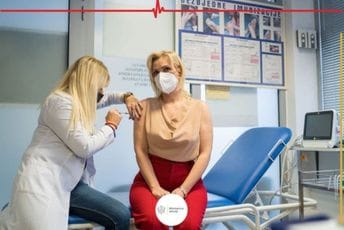 Borovinić-Bojović primila buster dozu: Zajedno možemo doprinijeti zaustavljanju širenja zaraze Borovinić-Bojović primila buster dozu: Zajedno možemo doprinijeti zaustavljanju širenja zaraze