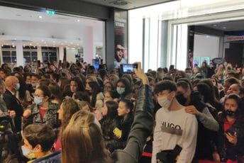 Podgorica: Glumci iz filma "Ubrzanje" izazvali kolaps ispred bioskopa Podgorica: Glumci iz filma "Ubrzanje" izazvali kolaps ispred bioskopa