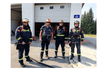 Utrenirajte dlanove, trče vatrogasci Ilustracija